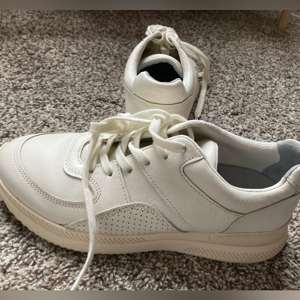Everlane trainers off-white-runs big, fits like a size 9.